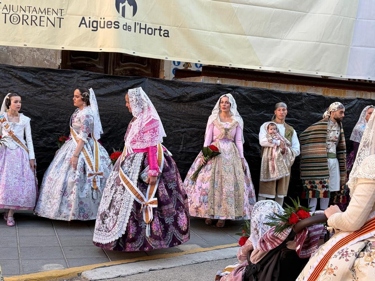 Familias enteras pasan por la Virgen en Torrent.