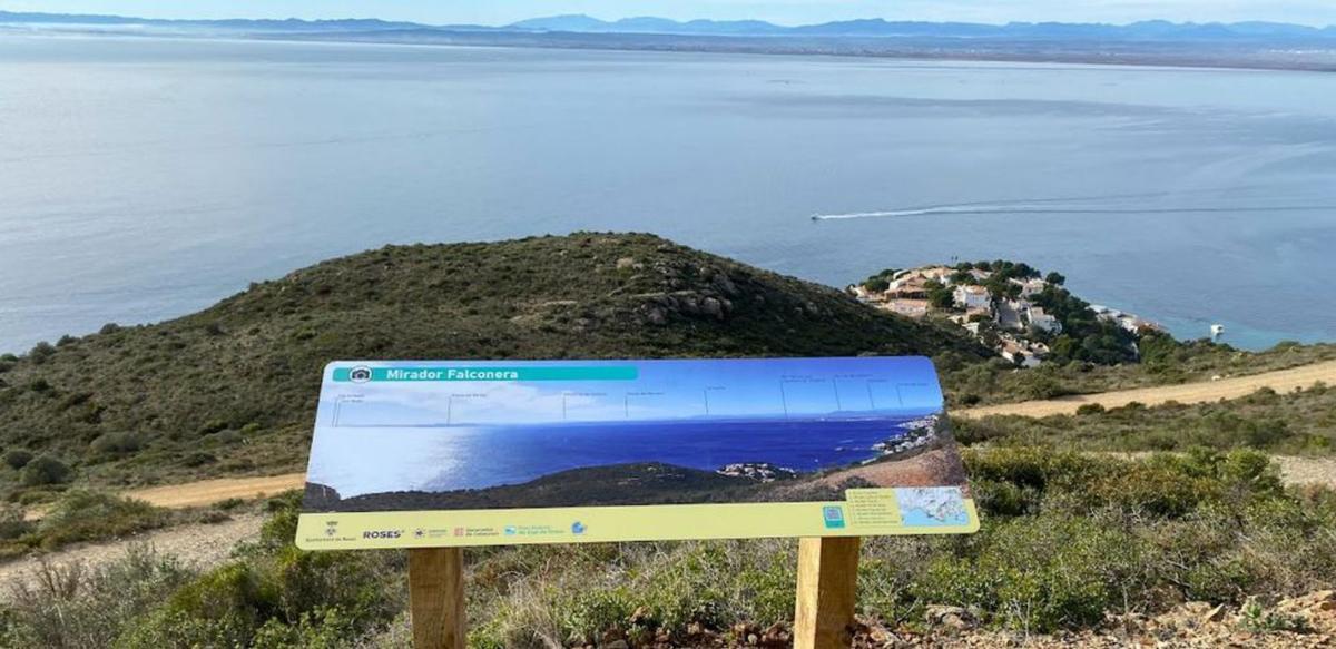 El plànol orientatiu de la badia de Roses des del mirador.  | EMPORDÀ