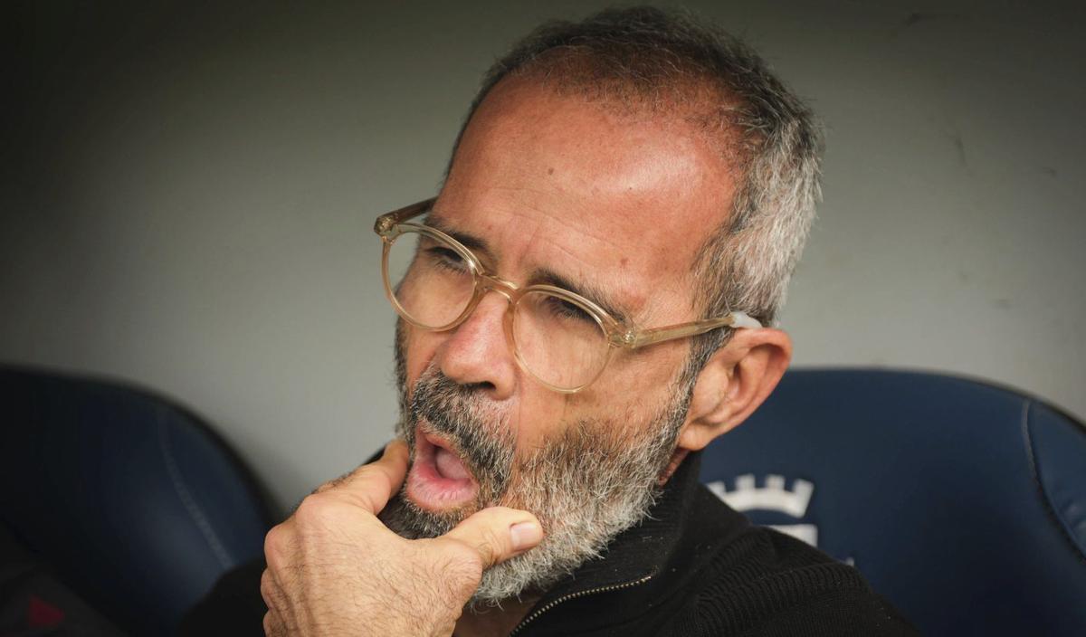 Álvaro Cervera, entrenador del Tenerife, ayer durante el partido. | ANDRÉS GUTIÉRREZ