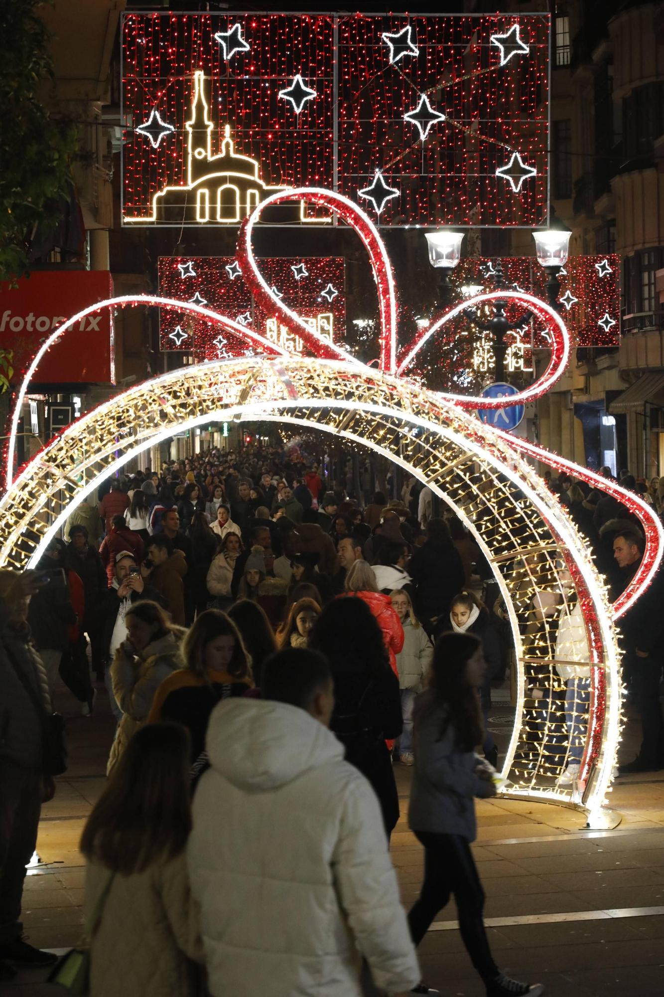 El centro de Gijón, a rebosar para disfrutar de la decoración de Navidad (en imágenes)