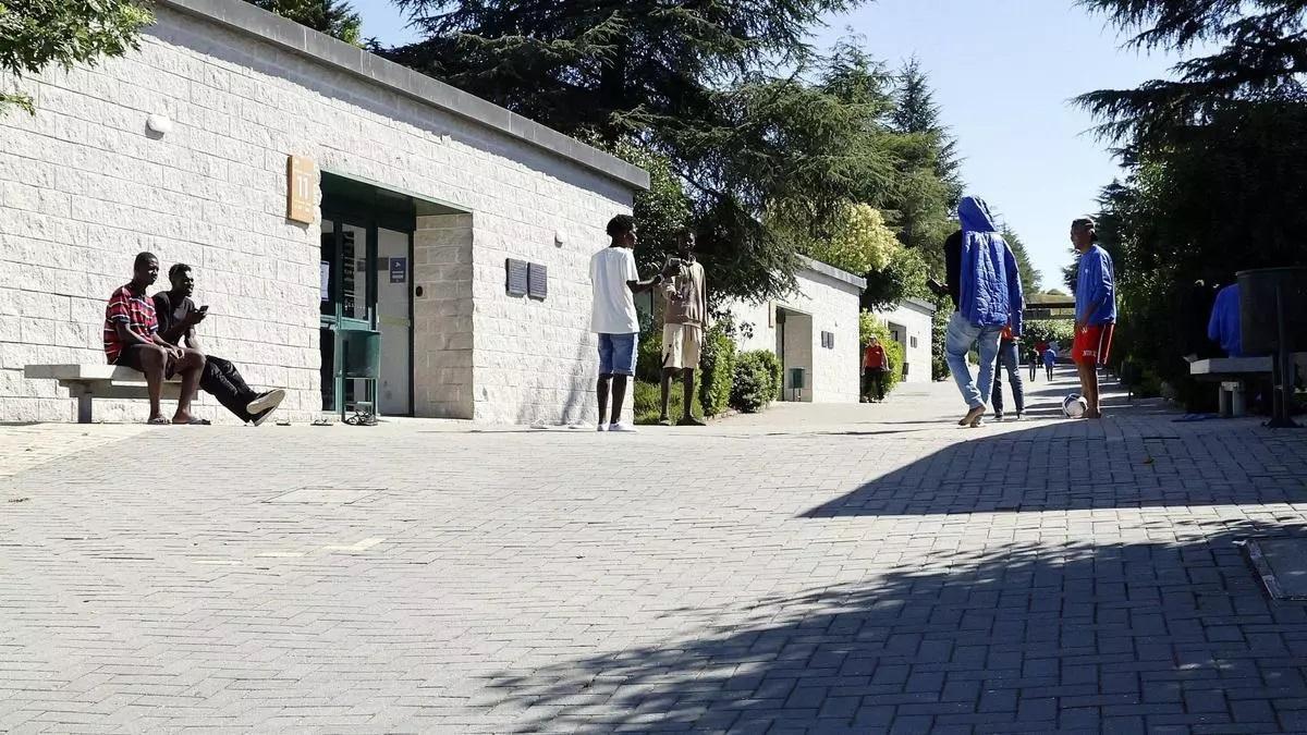 Un grupo de inmigrantes en el Monte do Gozo.