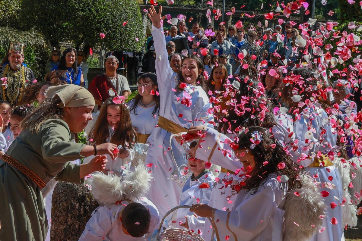 Un coro de niños en la representación.