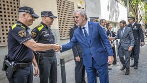 Collboni saluda a integrantes de la Guardia Urbana, el pasado 7 de julio.