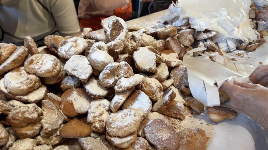 La multitudinaria &#039;embolicà&#039; de las 130.000 coques de Sant Antoni en Benicarló