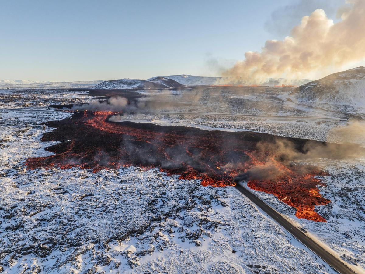 Una erupción volcánica irrumpe al oeste de Islandia