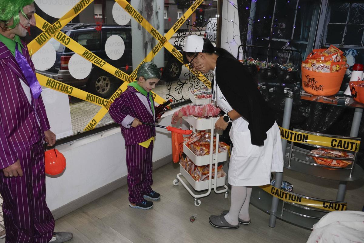 El Llano ya celebra su Samaín con más de medio centenar de comercios y cientos de niños recorriendo el barrio