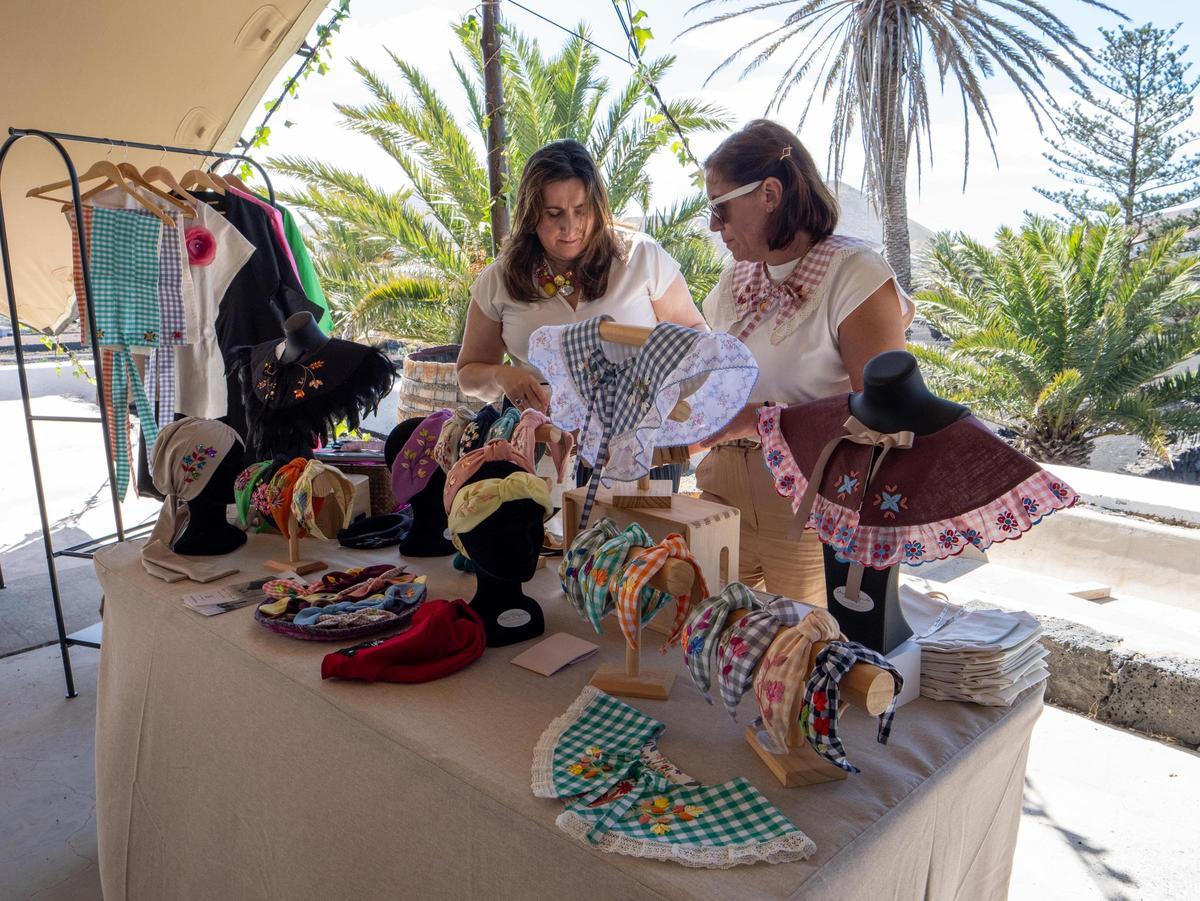 Puestos de diseñadores locales en esta edición del mercadillo.