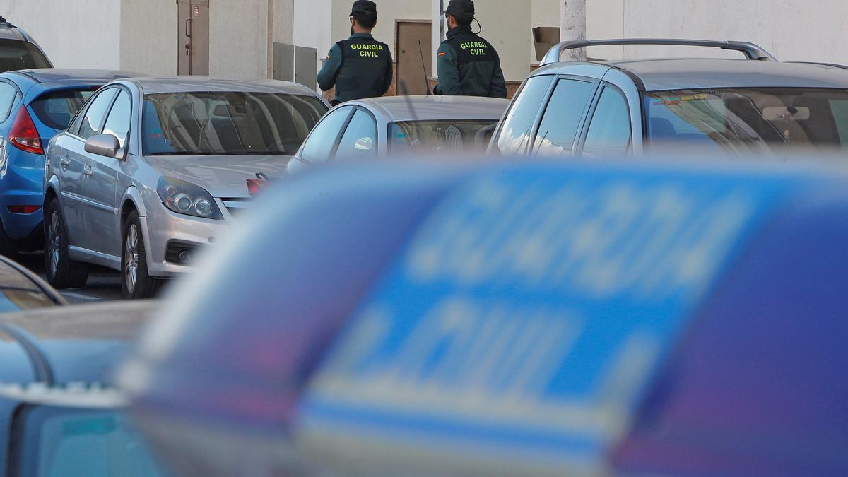 Imagen de archivo de dos guardias civiles en un servicio en Torrevieja.