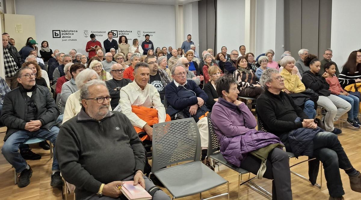 La biblioteca, repleta en el homenaje al escritor de Dénia Josep Bertomeu Moll