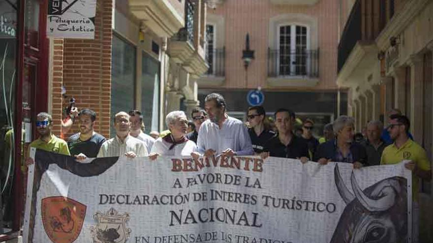 Los representantes de todos los grupos políticos con el alcalde a la cabeza sostuvieron la pancarta reclamando que el Toro sea declarado festejo de interés turístico nacional.