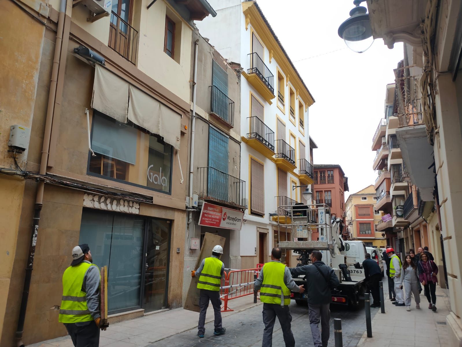 Revisan el estado del tejado de una casa abandonada en el casco antiguo de Xàtiva