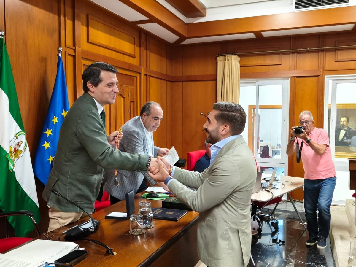 El edil Miguel Castellano saluda al alcalde José María Bellido tras tomar posesión de su acta de concejal