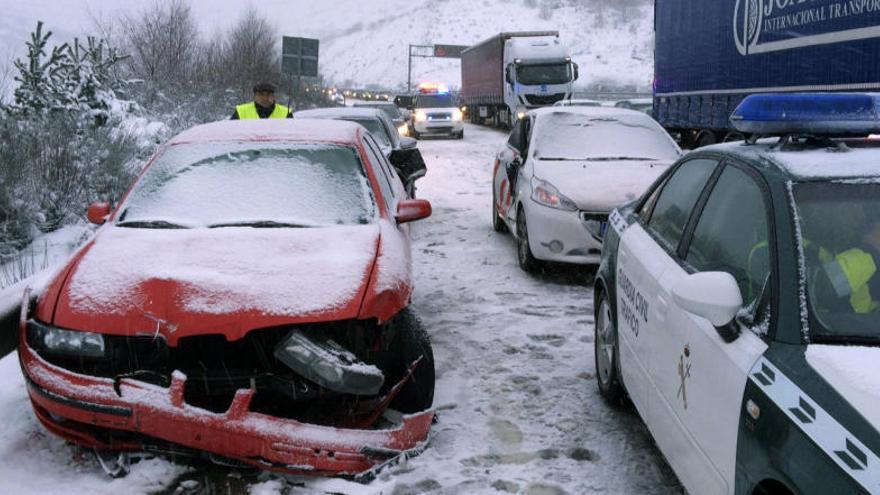 Accidente múltiple, a causa de la nieve en la A 52.