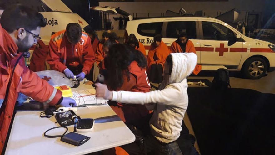 Los inmigrantes interceptados en la provincia fueron atendidos en el puerto por la Cruz Roja.