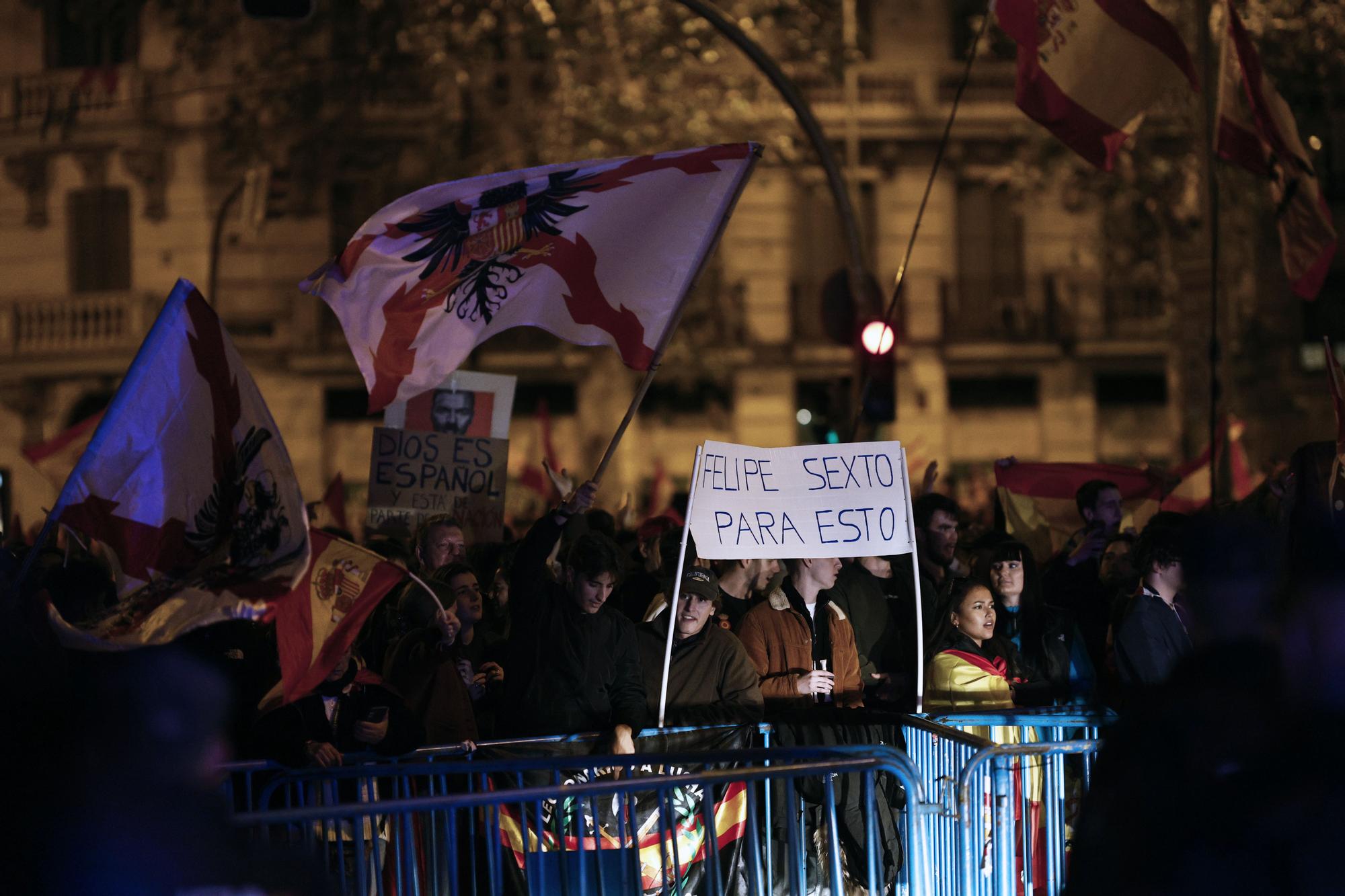 Un millar de personas protestan contra la amnistía frente a la sede del PSOE en Madrid