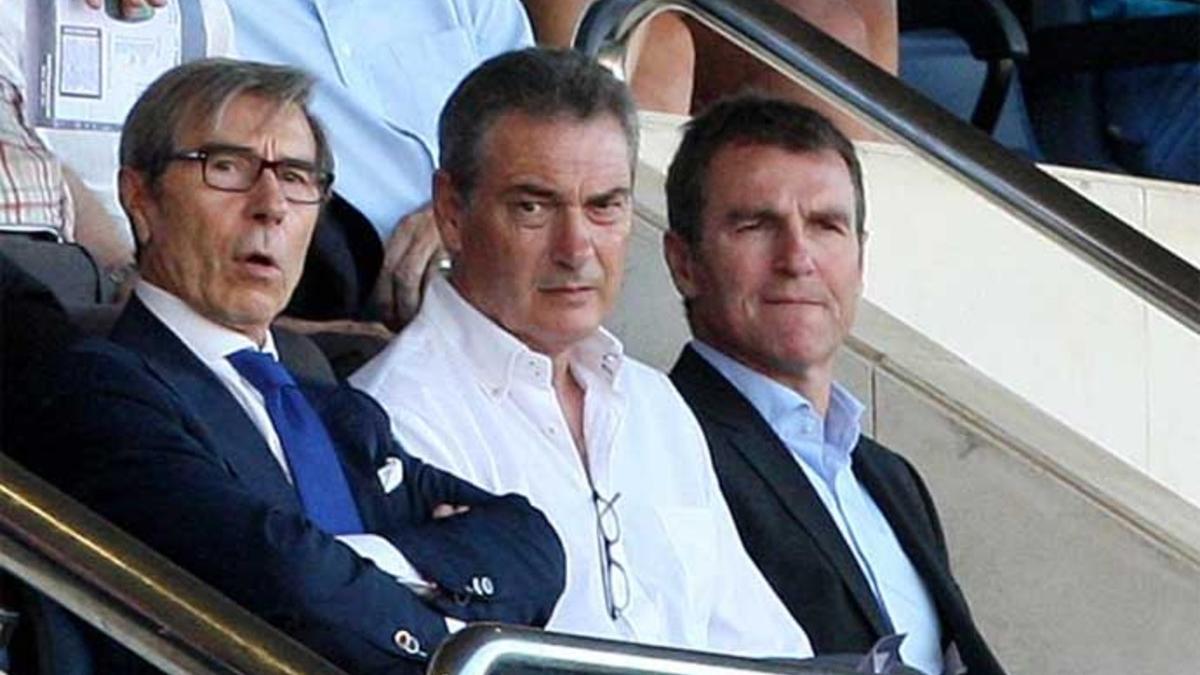 Ariedo Braida, Pep Segura y Robert Fernández, por este orden, en la grada del Mini durante un partido