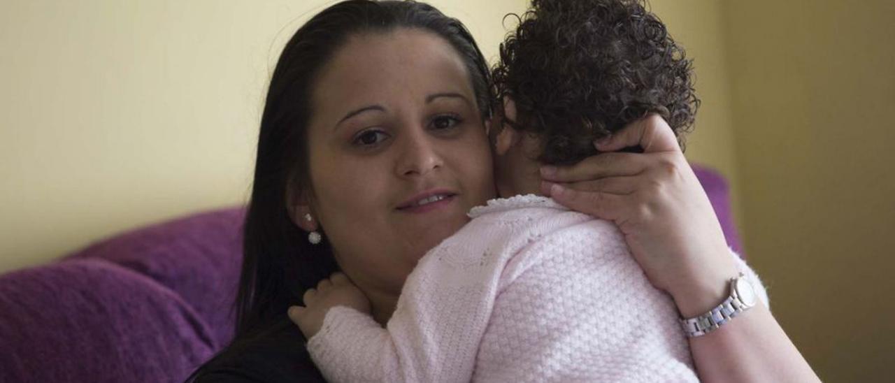 Lucía González, con su hija, en una imagen de archivo.