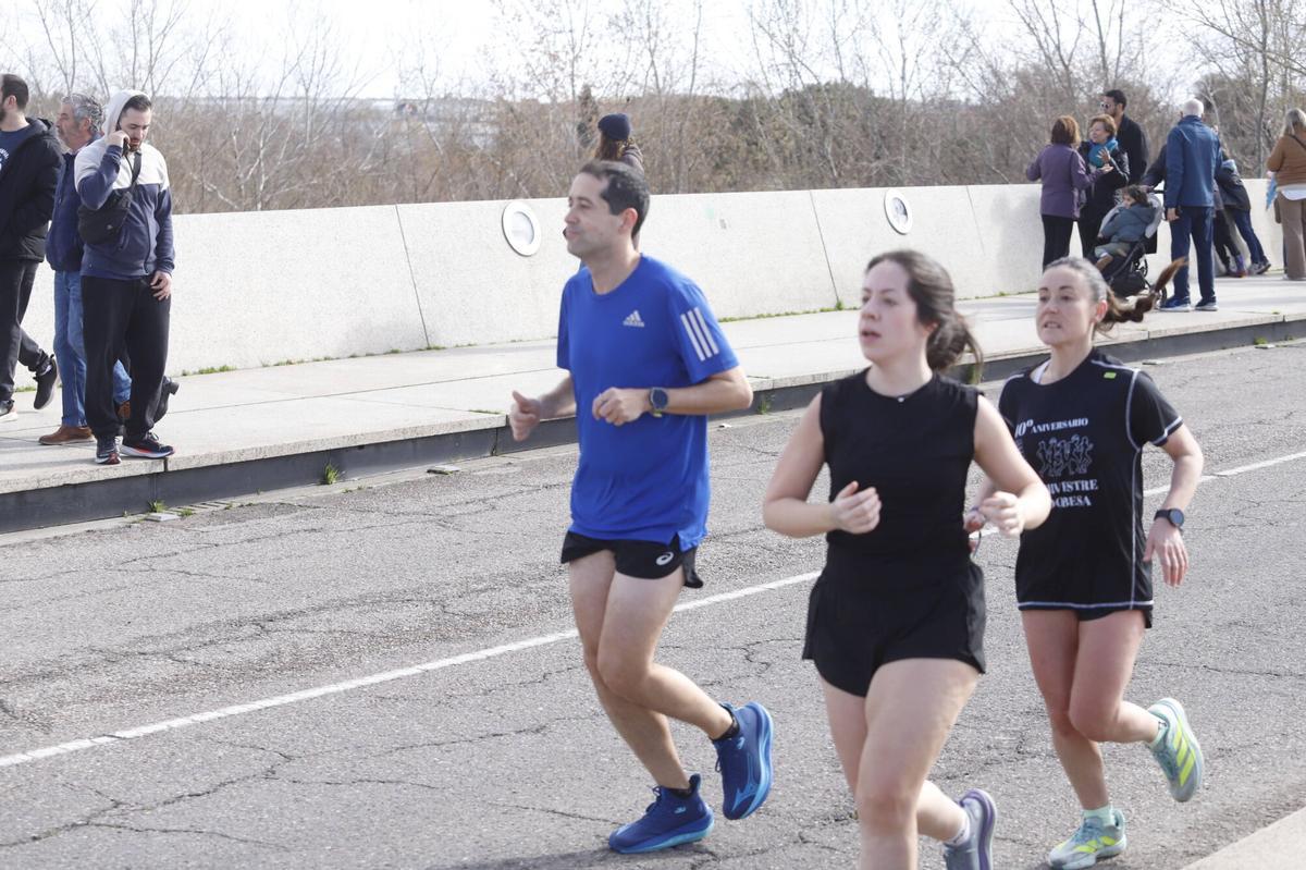Los cordobeses disfrutan del sol al aire libre tras multitud de días de lluvia intensa