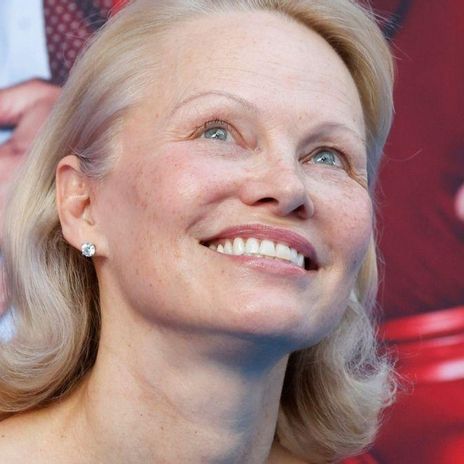 Este es el único bálsamo de labios que usa Pamela Anderson para maquillarse