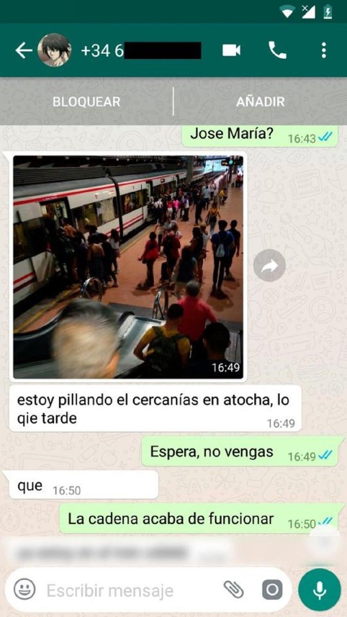 El muchacho de cabeza al tren