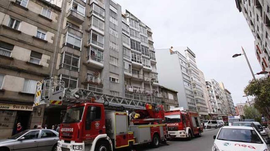 El fuego se originó en el número 47 de la avenida de Balaídos. // Nick