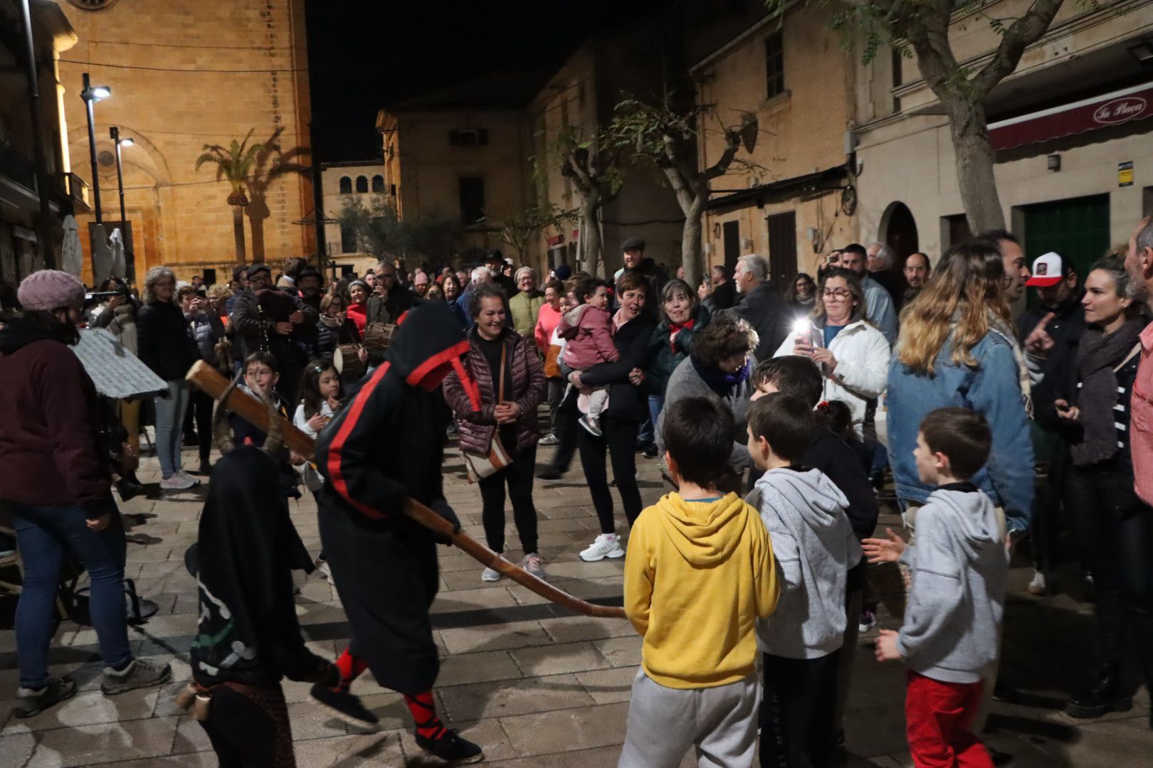Arde la part forana: Las imágenes de la 'revetla' en distintos municipios de Mallorca