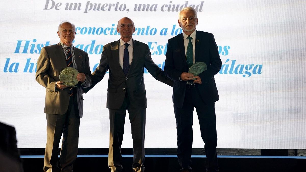 Manuel Olmedo y Francisco Cabrera, con las medallas conmemorativas que les entregó Carlos Rubio, presidente de la Autoridad Portuaria.