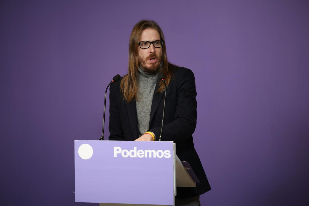 El secretario de organización y portavoz de Podemos, Pablo Fernández,  en una rueda de prensa.