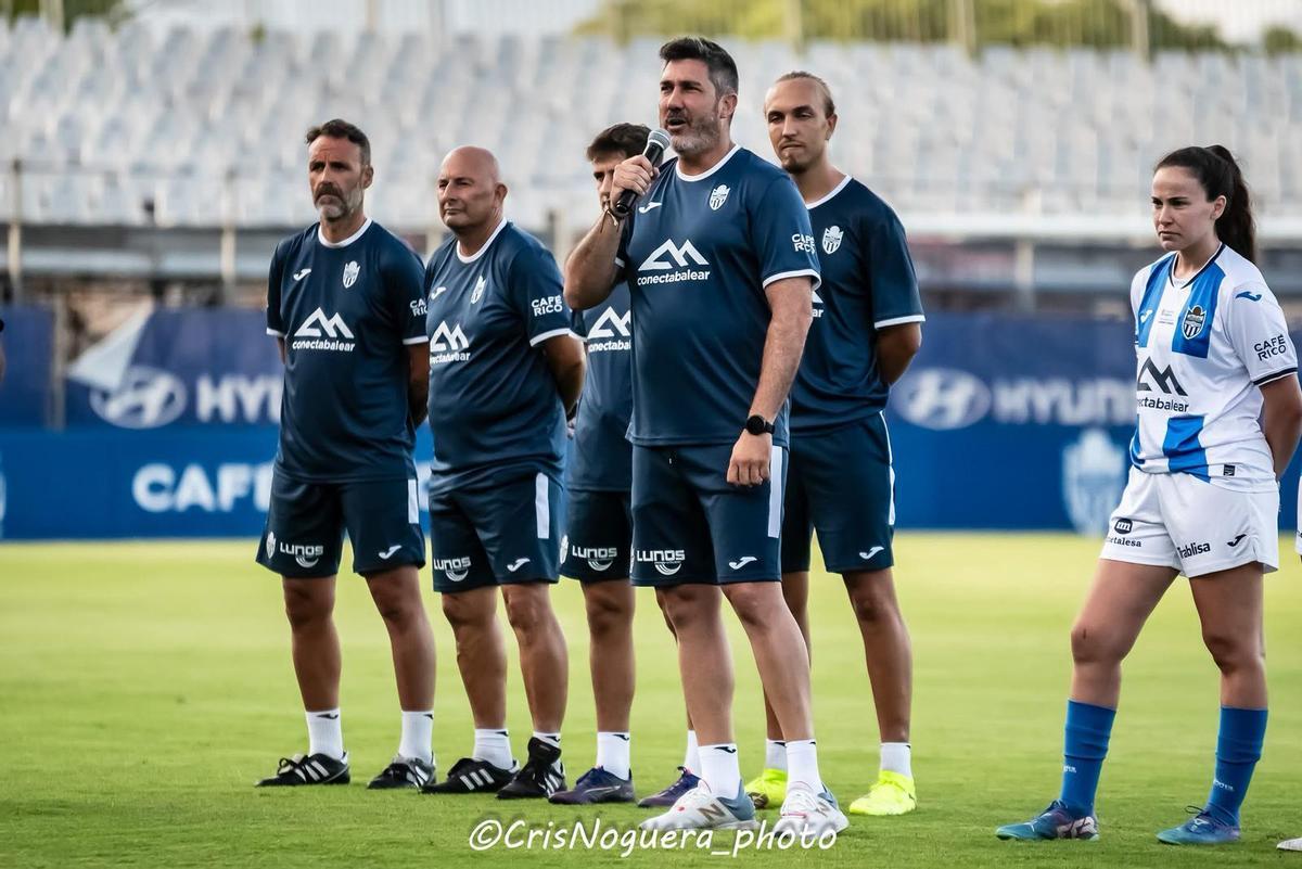 Miki Mayans, junto a su cuerpo técnico.