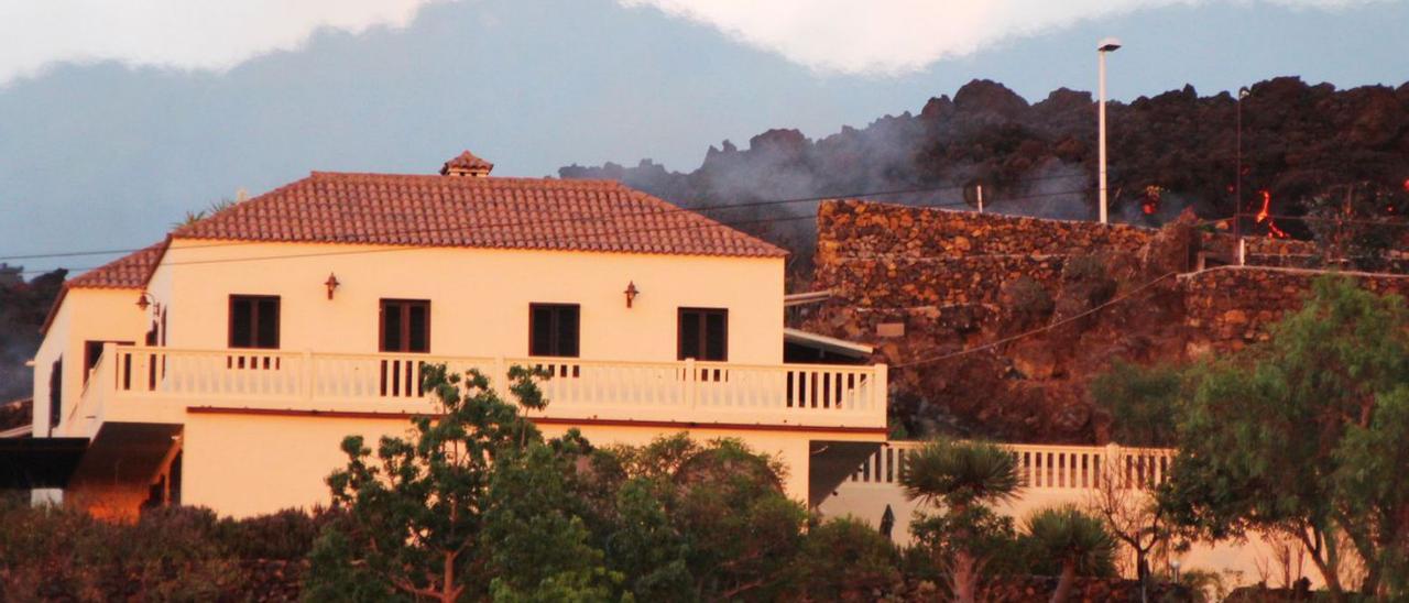 Colada de lava cerca de una edificación en el Valle de Aridane.