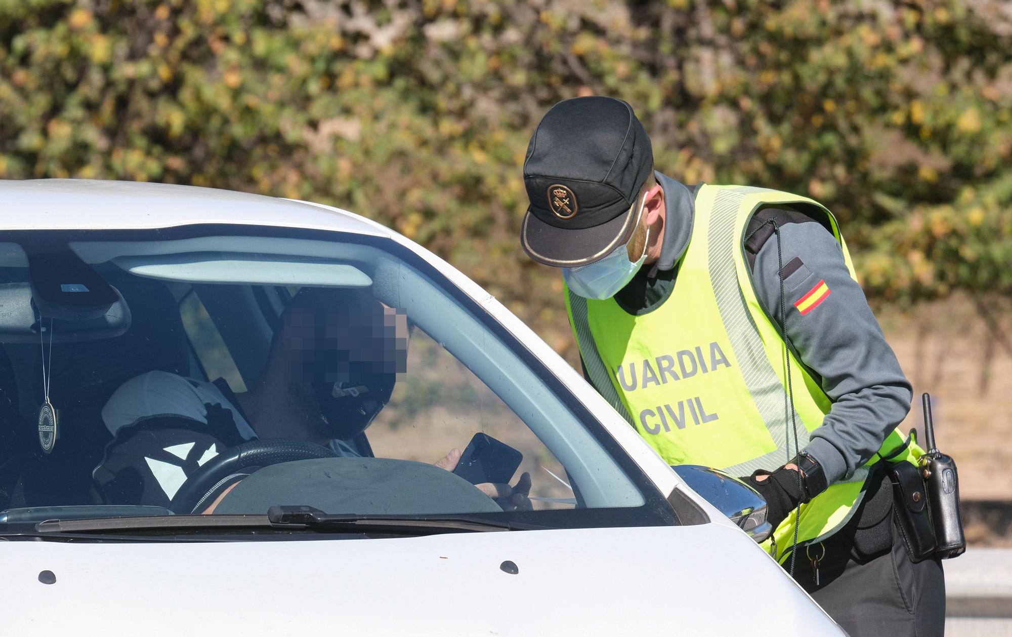 Controles en la autovía tras el cierre perimetral de la Comunidad Valenciana