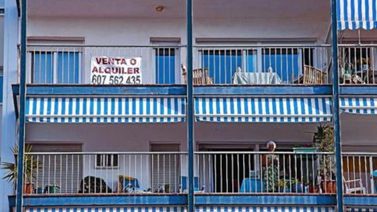 Piso con un cartel de venta o alquiler en un edificio del paseo de Vilanova de Sitges, el pasado viernes.