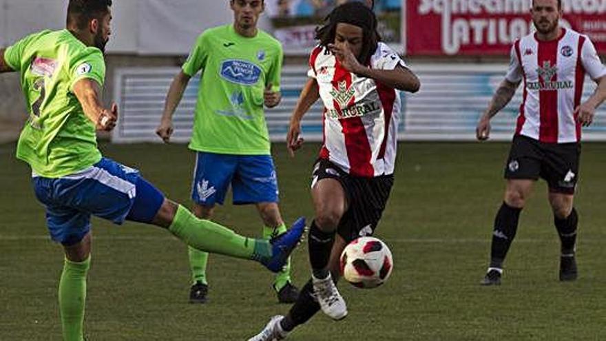 Arriba a la derecha Fer conduce el esférico ante una entrada rival. Junto a estas líneas, Murci celebra su gol, ayer.