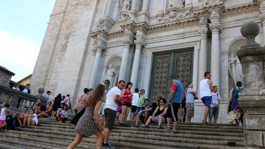 Un grup de turistes a les escales de la Catedral de Girona, en una imatge d&#039;arxiu.