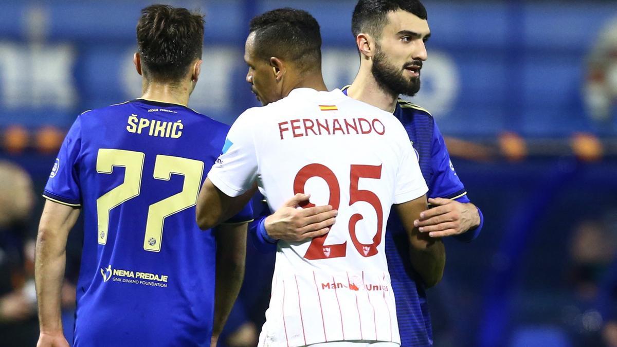 El sevillista Fernando se saluda con los jugadores del Dinamo.