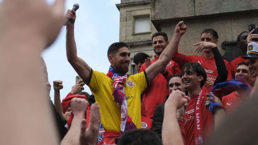 Cobo y José Pérez, durante la celebración del ascenso. | Roi Cruz