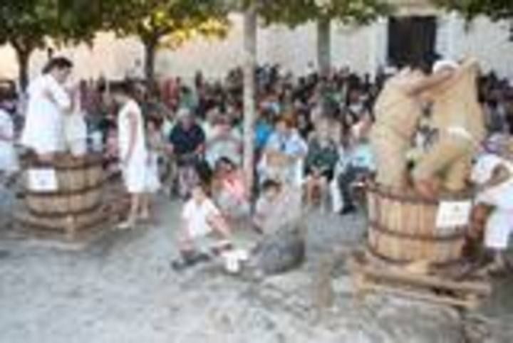 Weinfest in Binissalem: Rituelles Traubenstampfen