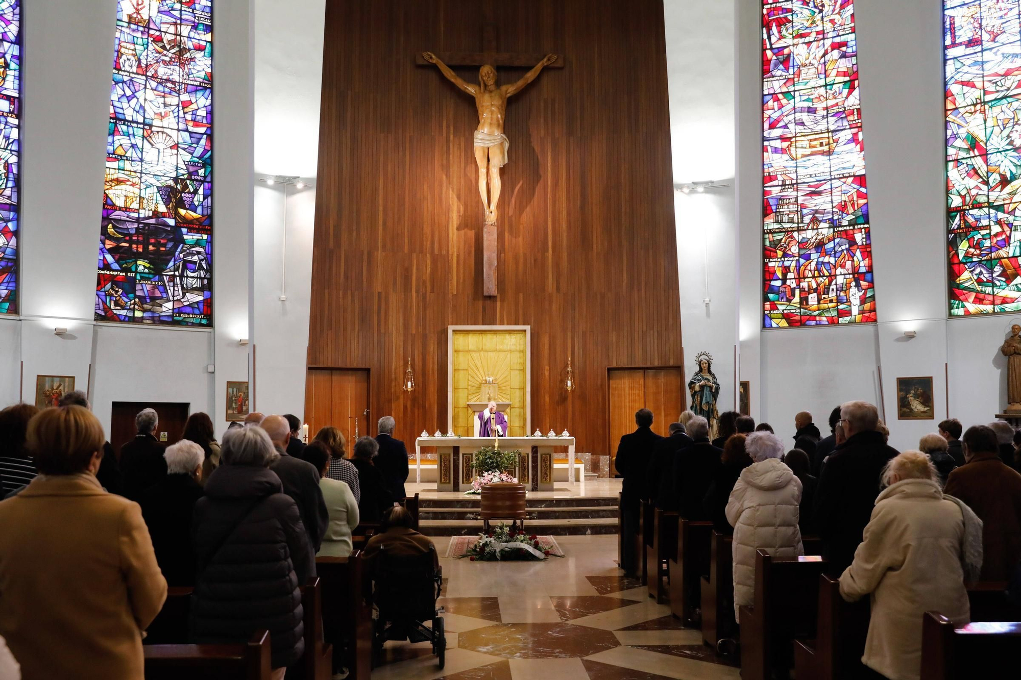 EN IMÁGENES: Funeral de Carmen Villalvilla, histórica directora del colegio Dolores Medio, en la iglesia ovetense de San Francisco de Asís