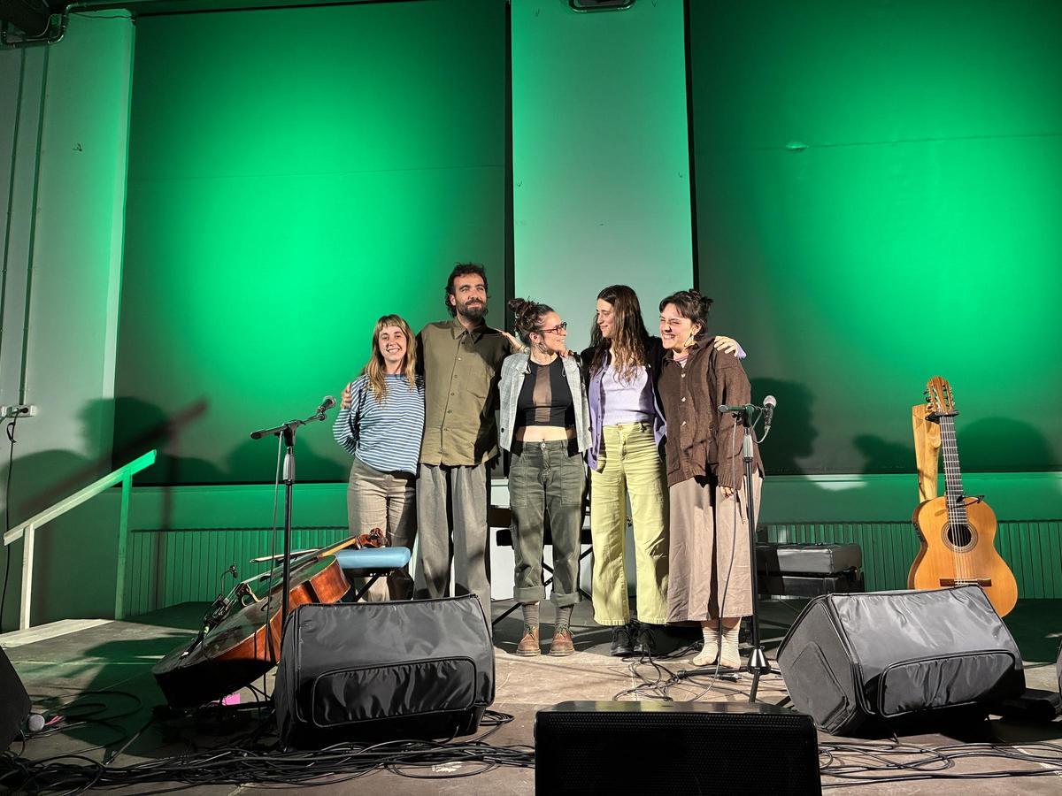 Kris Tena, Darío Barroso, Bruna González, Mar Pujol i Leyre Estruch en el concert de dissabte a la nit al Complex cultural Cal Sitges d'Artés