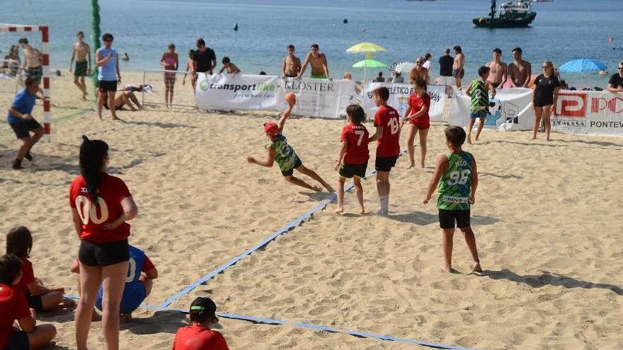 Uno de los partidos disputados ayer en la playa de Banda do Río. // Gonzalo Núñez