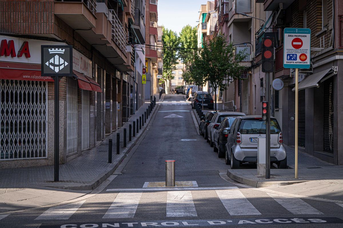 Control de acceso en el barrio de Gavarra de Cornellà.