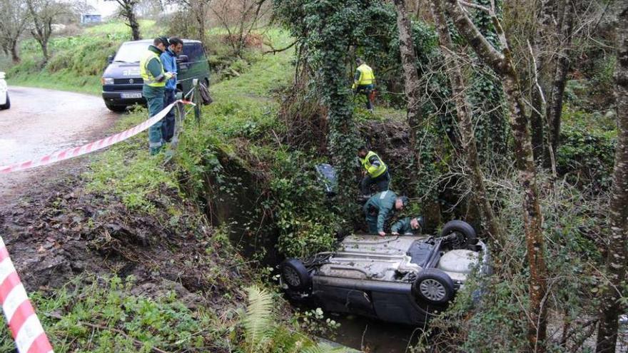 Un matrimonio de septuagenarios fallece al precipitarse su vehículo al río en O Incio