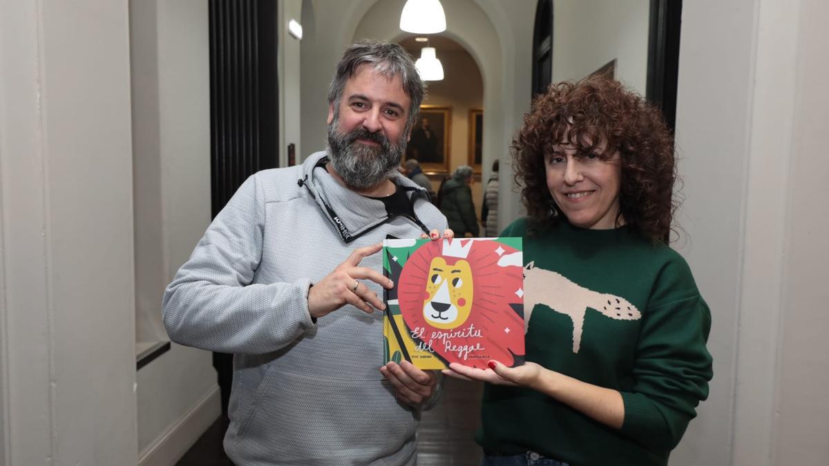 El escritor zaragozano Pepe Serrano y la ilustradora Arantxa Recio 'Harsa' con el cuento 'El espíritu del reggae'.