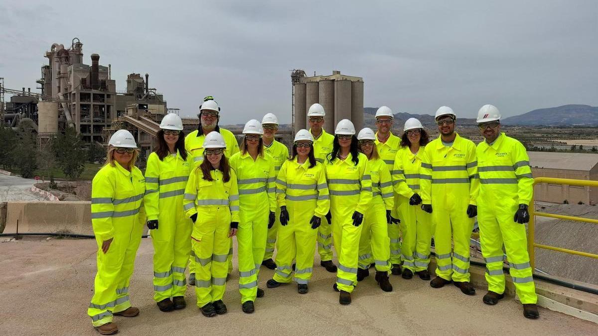 Los participantes en la jornada han visitado las instalaciones de CEMEX Alicante.