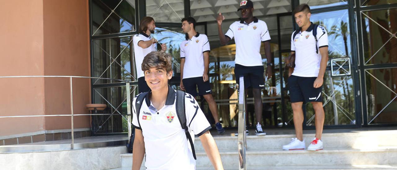 Los jugadores del Elche, con Gonzalo Villar en primer plano, antes de iniciar un viaje.