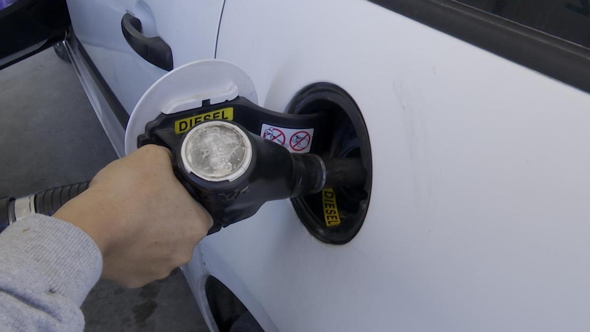 Persona repostando en una gasolinera.