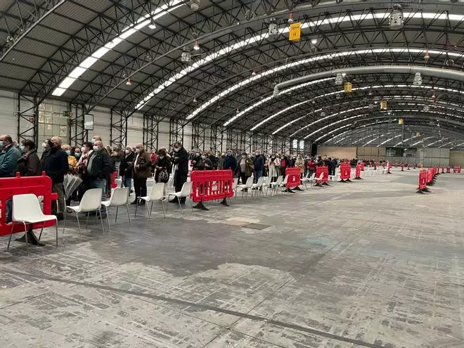 Colas de hasta una hora de pie en el Ifevi para vacunarse