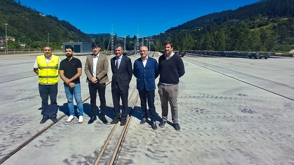 Borja Sánchez y Alfredo Alegría, en el centro, entre personal de Mieres Raíl, en la nueva estación intermodal.