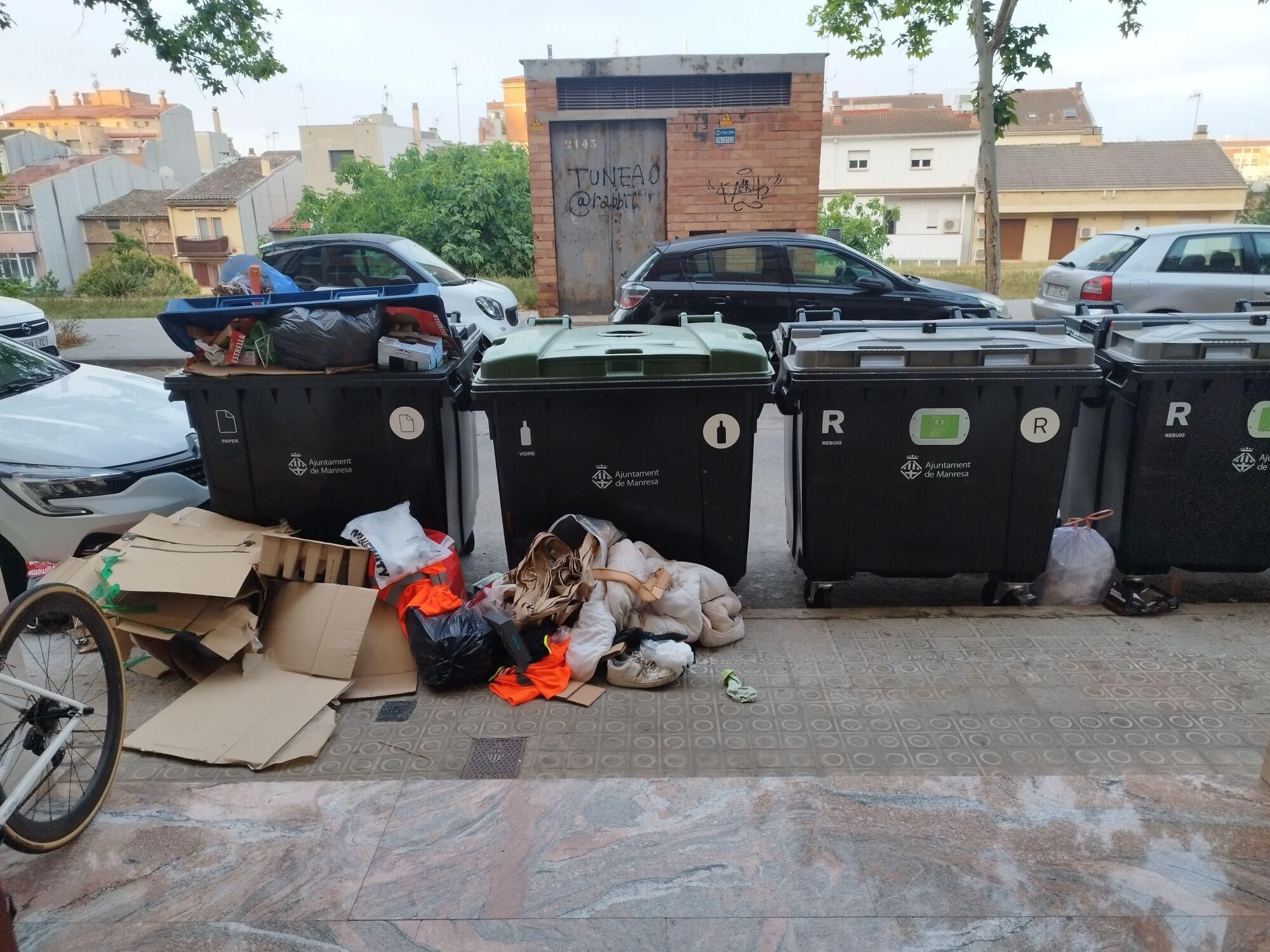 Els contenidors de Manresa, plens a vessar