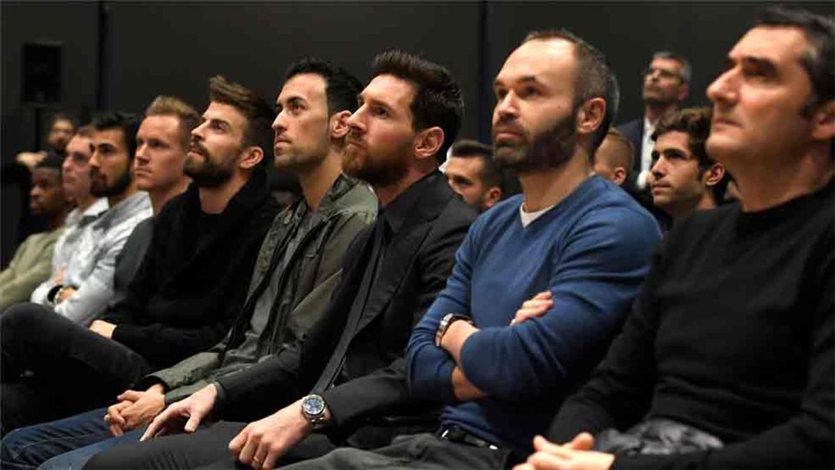 Piqué, junto a los capitanes Busquets, Messi e Iniesta y el entrenador Valverde